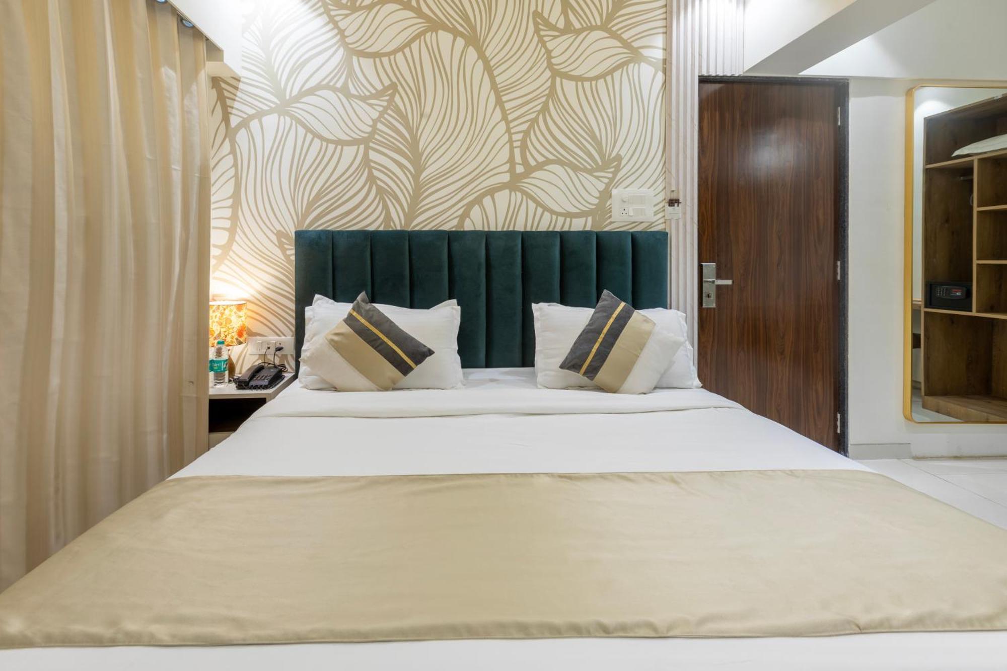 The Orion Premium Suites Mumbai Exteriör bild